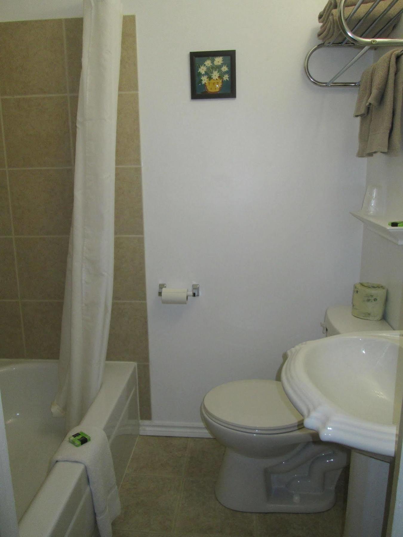 Edgewater And Guest house 2*